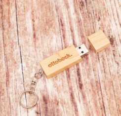 деревянная флешка с гравировкой логотипа компании ottobock оптом флеш империя 3-min